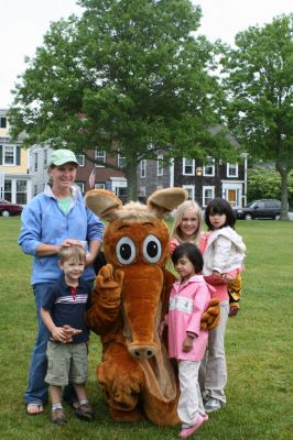 I Found the Aardvark!
Mattapoisett residents turned out for FOX 25 Morning News' live broadcast from Shipyard Park on Friday, June 6, 2008 and took time to pose with The Wanderer's aardvark.
